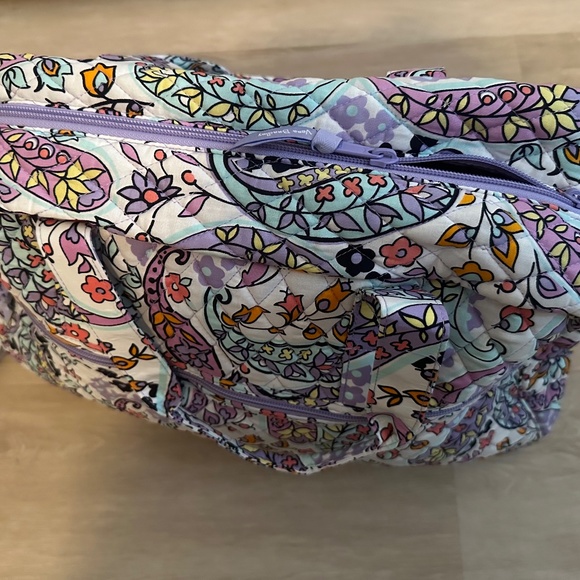New VERA BRADLEY MEDIUM TRAVELER BAG TOTE WEEKENDER in Maddalena Paisley R$139 - Picture 4 of 8